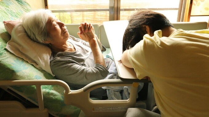 最初から「施設介護」を選んでいたら13年で2,000万円以上かかっていた？…親の介護費用の現実