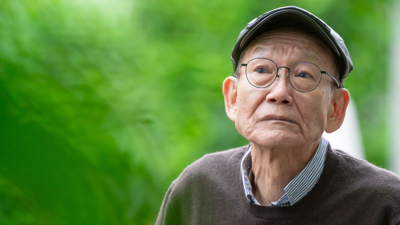 「寂しい…」〈年金月14万円〉77歳独身男性、アパートで独りカップ麺をすする毎日。都市部で進行する「単身高齢者の孤立化」の現実