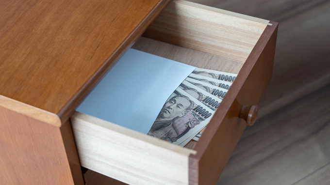 亡き父の本棚から“多額の現金”が…遺された家族が〈税金逃れ〉を疑われないための基礎知識【税理士監修】