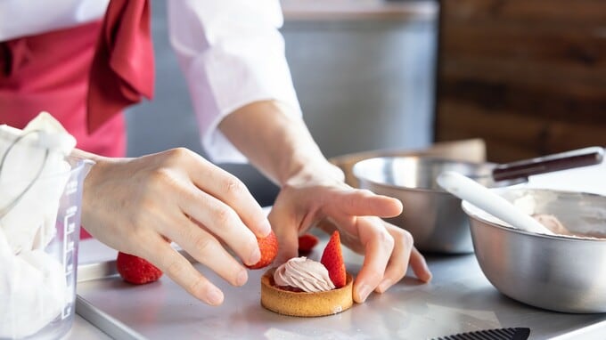 中小企業が〈安易な増員で陥る危険性〉…人を増やさず、「半年間で1,000万円以上の利益増」を実現した菓子店が減らした〈たった2つのこと〉