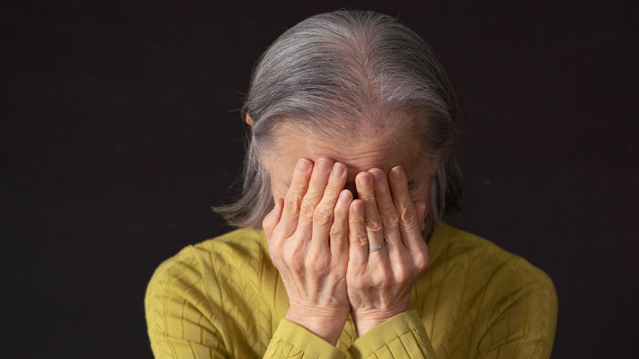 「もう生きていくのもツライだけ…」〈年金月14万円〉83歳独居母、サ高住への入居拒否と46歳娘からの「絶縁宣言」に泣き崩れた夜