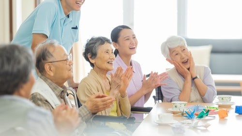 すべての老人ホームが、千差万別の要介護状態の高齢者のケアに十分対応できるわけではない。（※写真はイメージです／PIXTA）