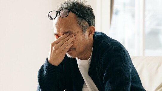 現代人の3人に1人が「ドライアイ」…チェックリストと対処法【専門医が解説】