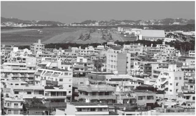 普天間飛行場は、宜野湾市の中央部に位置しており、世界一危険な基地ともいわれている。地域の振興開発の障害となっているだけでなく、航空機騒音の発生や航空機事故の危険性など、沖縄県民の生活に大きな影響を与え、「米軍基地問題の象徴」とされている。