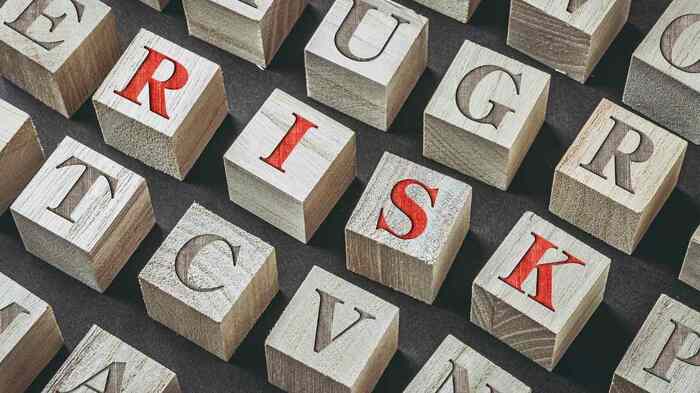 「RISK」と書かれたブロック群