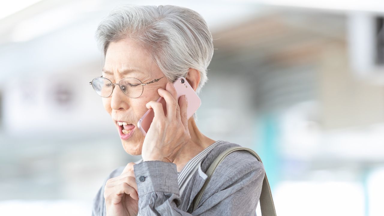 「『いつでも頼ってね』って言ったじゃない…」〈年金月12万円・74歳母〉、45歳長女から「LINEブロック」の残念理由
