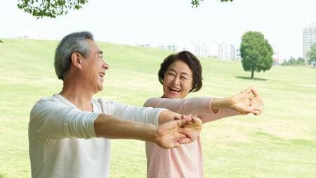 【体を動かす脳トレ】高齢者が簡単にできる指体操・足体操