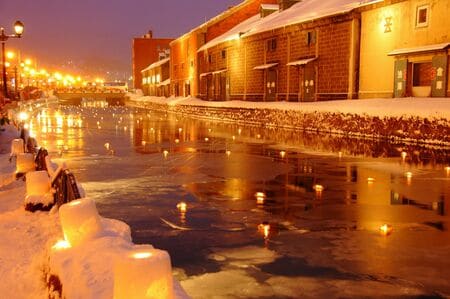 （小樽雪あかりの路（北海道小樽市）／PIXTA）