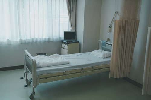 日本では病院で亡くなる人が8割を占めている…。 （画像はイメージです／PIXTA）