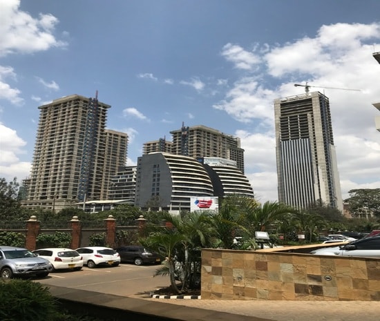 （日本企業の駐在事務所が集まるナイロビRiverside Drive周辺では高層ビルの建設が進んでいる）