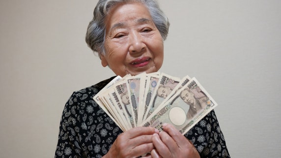 好きなことをやらない生活は耐えられない…「年金60万円」「資産6053万円」「家業の年収360万円」の節約できない70代おひとりさま。6年で1953万円溶かし、すがった“都合のいい”お金の増やし方