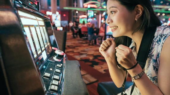 もしかしたら…が共通点!?「宝くじの購入」「保険の加入」をしたくなる〈脳の錯覚〉とは？【経済評論家が解説】