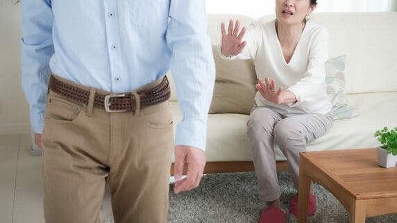 「これからは一人で生きる」退職金3,200万円の65歳夫が突然切り出した離婚。専業主婦歴35年の妻が〈通帳の中身に凍りついた〉理由