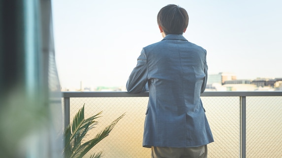 「母さん、ありがとう」認知機能が衰えはじめた父の隣で、母が下した一つの決断…母の死後、息子を救った〈1枚の契約書〉