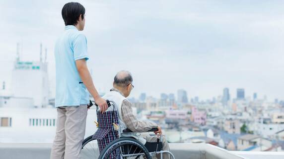 認知症の82歳父は、息子の名を呼びながら笑顔で特養の建物へ…月収約20万円・働きづめで介護した、55歳独身長女の「複雑な胸の内」 