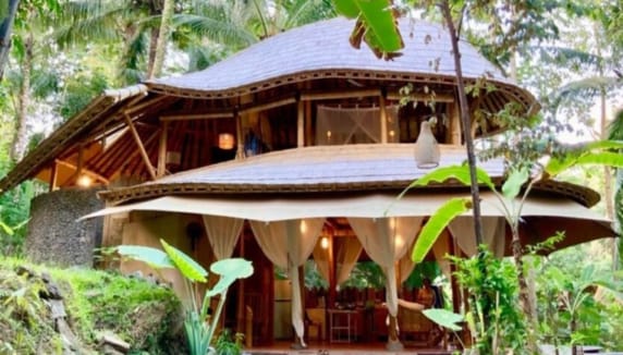 渓谷沿いに建つ、デザイナーズ バンブーヴィラ