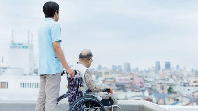 認知症の82歳父は、息子の名を呼びながら笑顔で特養の建物へ…月収約20万円・働きづめで介護した、55歳独身長女の「複雑な胸の内」 