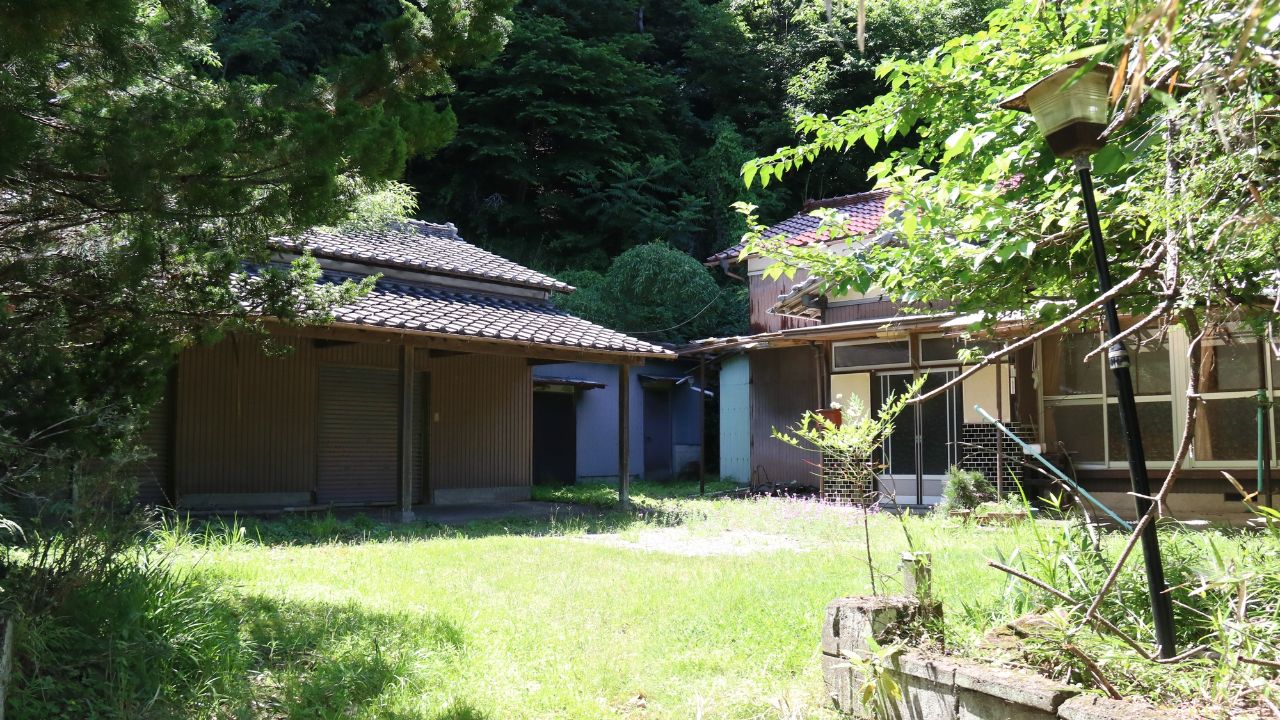 「親がなにを考えているかわからない…」唯一のバスは廃便・シャッター街にある〈実家〉を900万円で改装。子どもたちの反対を押し切り、75歳両親が選んだ“贅沢な孤立”