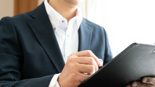 恐ろしい…税務調査官「社長、ご家族は何人ですか?」何気ない質問にひそむ“明確な意図”【税理士が解説】
