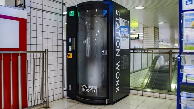 駅構内で見かける「個室ワークブース」が“税金対策”に!?…税理士が教える〈個室ワークブース投資〉の魅力とリスク