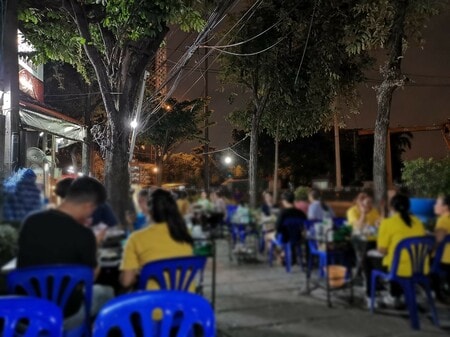 本音を引き出すため、バンコクの屋台で飲みながらインタビューを実施