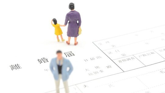 【52歳×38歳の年の差夫婦】泥沼離婚騒動中に夫死去…夫両親がたぎらせる妻への怒り、あきらめきれない「孫」と「遺産」