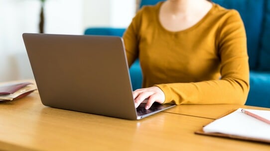 なぜ資格を取って副業?週末副業で月5万円を目指す最適仕事