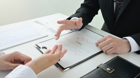 明快な指示が有効な若手社員、婉曲表現に安心するシニア社員