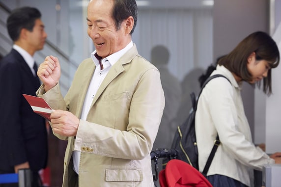 「年金を早くもらって、本当によかった」5年繰上げで月17万円→月13万円のはずが、むしろ「激増」…67歳で資産8,000万円超えの“安泰老後”へ。始まりは、上司が放った「恐ろしい言葉」