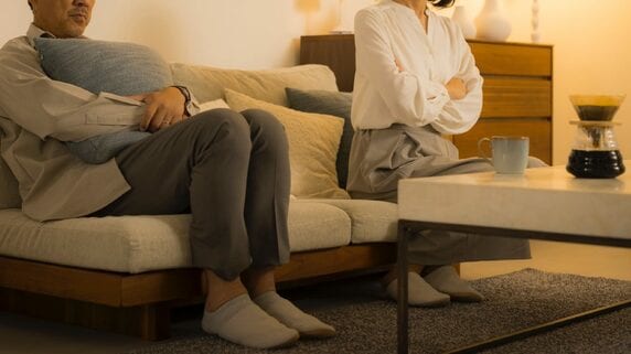 〈世帯年収1,200万円の共働き夫婦〉7,500万円の新築マイホームで夢を叶えたはずが…2年後、“夜のリビング”で妻がこぼした一言