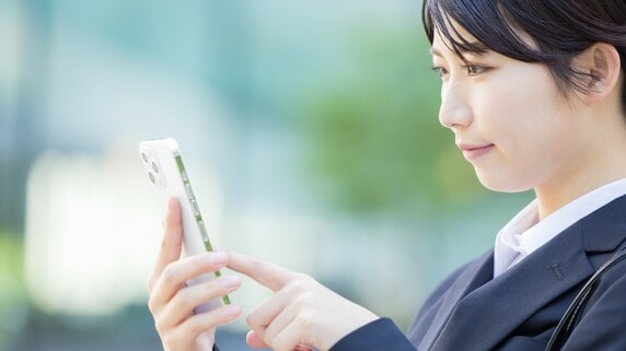 新社会人の給与振込先、何も考えずに「いまある口座」を使うのは待って！ 「毎月3万円×20年」で生じる、まさかの差額【FPが試算】