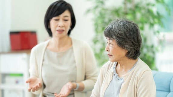 〈年金月15万円〉80代母の介護に通い詰め…小言を笑顔で受け流す、50代会社員長女の「心身の限界」と「密かな決意」