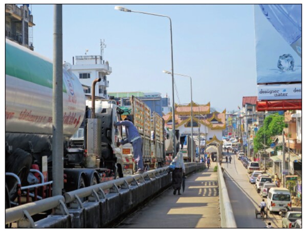 ミャワディ国境を通関するための渋滞。今後はさらに交通量が増えることが予想される