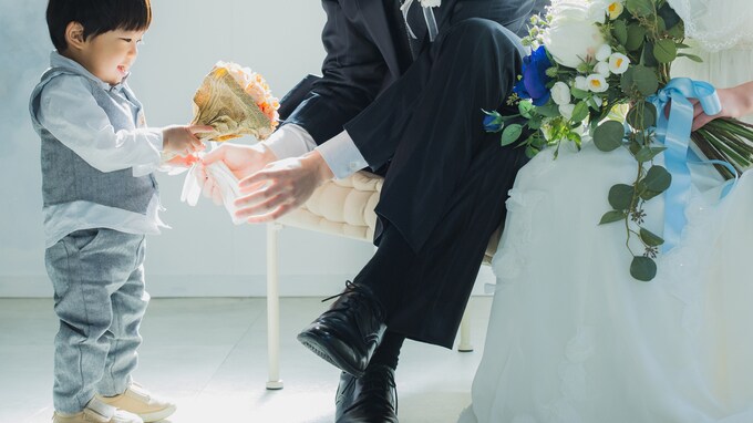 新郎「指輪、電車に忘れた…」結婚式当日の大失敗！絶望のなか新婦がとった「驚きの行動」に両親も涙