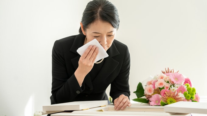 普通の葬儀にしておけばよかった…84歳父が死去、喪主を務めた娘のスマホに「まさかの異変」。人気の“家族葬”を選んだ結果「消えない後悔」のワケ