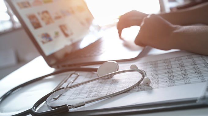 多忙な医師の資産形成に「株式投資」が向かない理由