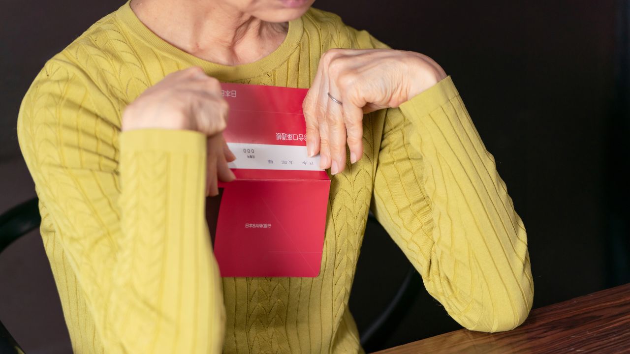 「母さん、正気か？」…定年直後に元会社役員の夫が急死。年金月11万円・夫が財布を握っていた65歳専業主婦・妻による「退職金3,200万円」のまさかの使い道に息子、全力阻止