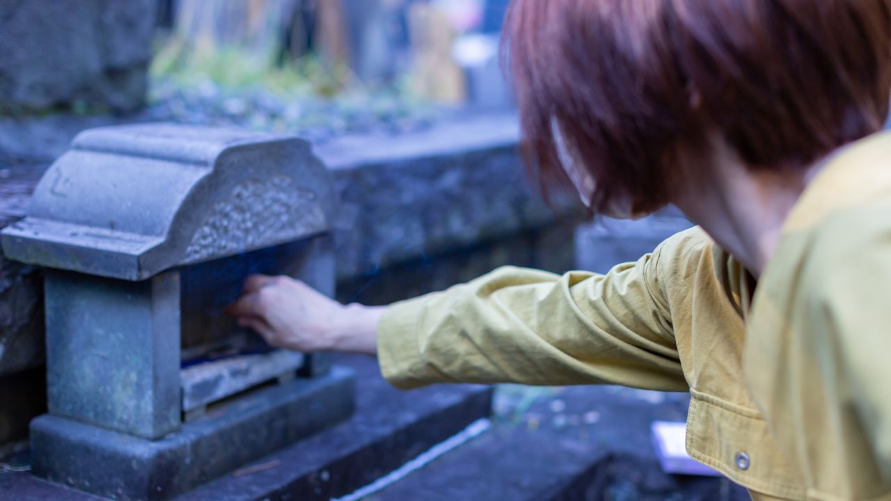 愛する亡夫の墓参りはこっそりと…「死後離婚」は「義父母」だけが原因じゃない。58歳嫁が最も怯えた、年金90万円・65歳無職の義兄【CFPの解説】