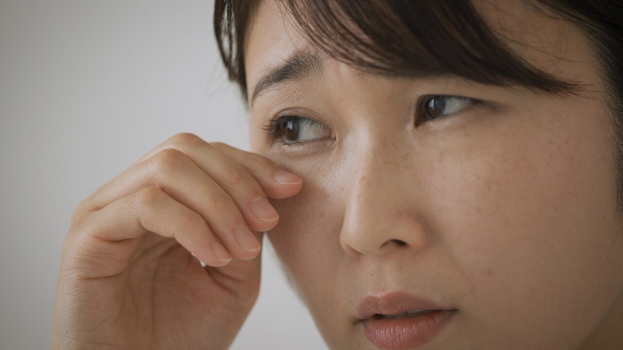 眼科医「放置は危険」見える人続出?虫やゴミに似た視界の異物