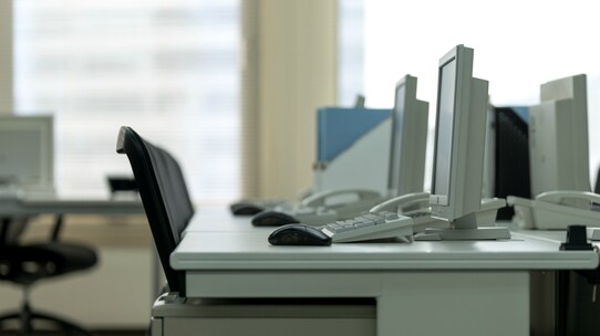 事業を継ぐ子に事業用不動産と株式の受益権を取得させる方法