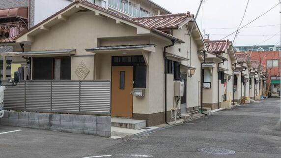 「あなたの土地に他人の家が建っていますよ…」突然の知らせに凍りついた50代男性。親の代の「ちょっとしたミス」で売るに売れなくなったワケ【土地家屋調査士が解説】