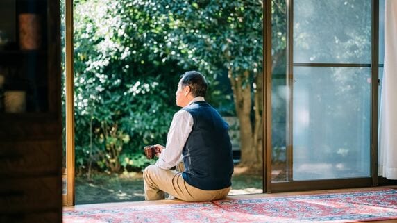 縁側でのんびりが夢だったが…〈年金月22万円〉堅実に生きてきた72歳元会社員の溜息。週4日スーパーでアルバイト、「50年間働き続ける」という現実