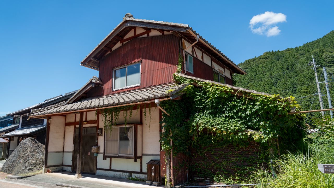 〈退職金2,000万円〉65歳定年サラリーマン、祝杯をあげるはずが〈300万円の損害賠償〉に唖然。7年放置の実家が招いた「あまりに残念な結末」