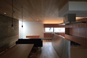 要望により暗めリビングを設計。バリアフリーを優先しながら、光と影による奥行きのある空間を目指した（川崎）。