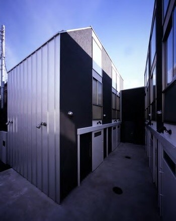 常に満室の全戸オートバイ用ビルトイン・ガレージ付きのメゾネットタイプ・アパートメントハウス（駒沢）