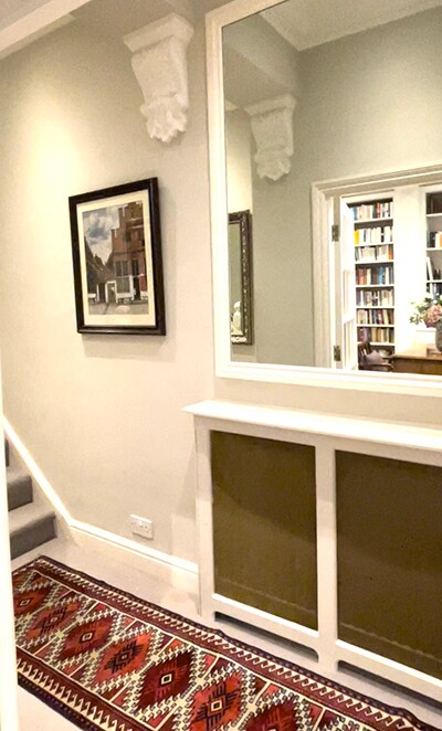 柄の入ったラグを敷くと空間が一気に華やかに。『イギリス人の部屋はなぜ物が多くても素敵なのか』（飛鳥新社）より。