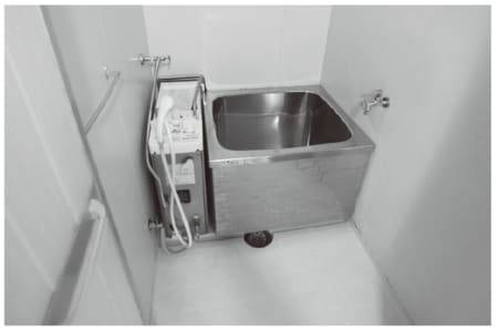 バランス釜の風呂に、シャワー付のバランス釜。今の若い入居者は「バランス」の存在さえ知りません。