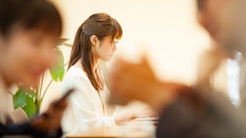 周囲から「友達のいない人だ」と見られることが怖いという。（※画像はイメージです／PIXTA）