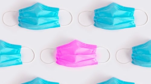 台湾の中央感染症指揮センターの指揮官たちは、記者会見に全員がピンクのマスクをして臨んだという。（※写真はイメージです／PIXTA）