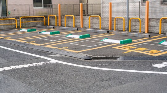 経営する「駐車場」に知らない車が…「無断駐車」にはどう対処する?【弁護士が解説】